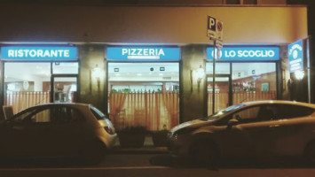 Lo Scoglio Pizzeria outside