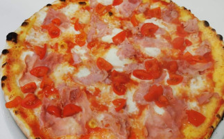 A Tutta Pizza food