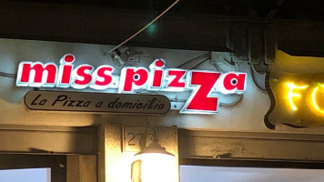Miss Pizza outside