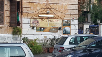 Pot Pourri outside