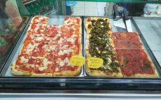 Pizzeria I Portici food