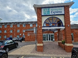 Holiday Inn Express South Hampton West outside