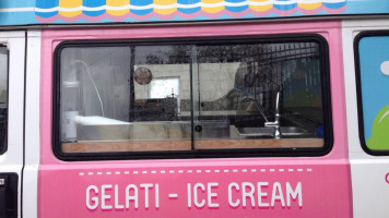 80vogliadi Gelato outside