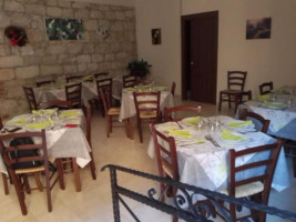 Trattoria La Vecchia Lanterna B&b Cuore Di Sicilia inside