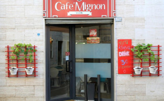 Café Mignon outside