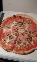 Pizza Volante Di Amoruso Carmine food