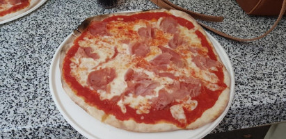Pizza Nella Piazza food