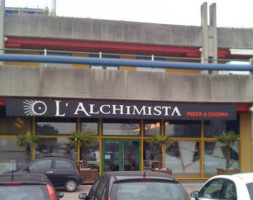 L'alchimista outside