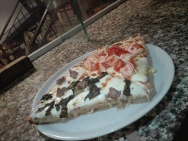 Mondo Pizza food