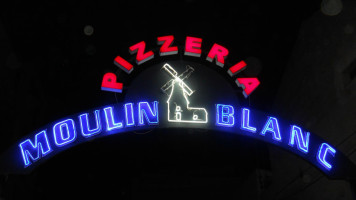 Moulin Blanc Pizzeria food