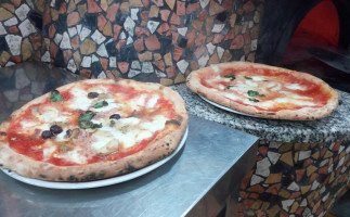 È Qui La Pizza Dei Fratelli De Sivo food