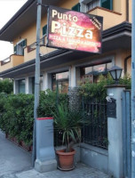 Punto Pizza outside