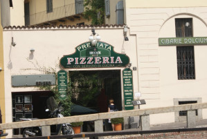 Premiata Pizzeria outside