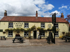The Castle Arms Inn outside