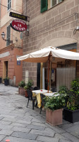 Pizzeria La Bifora outside