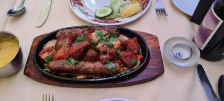 Rozi's Tandoori House food