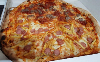 Pizza Acrobatica food