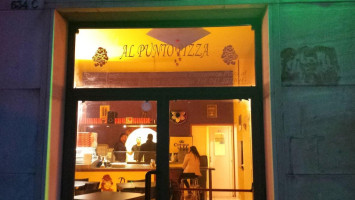 Al Punto Pizza inside