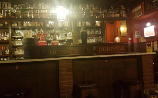 Queen's Pub inside