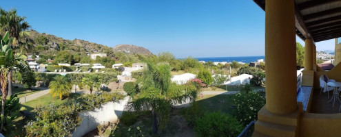 Bougainville Lipari outside