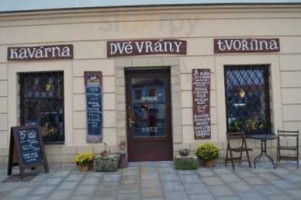 Kavarna A Tvorilna Dve Vrany outside