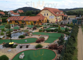 Adventure Golf Pocepice outside