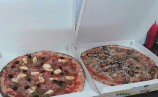 Mister Pizza food