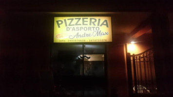 La Maison Della Pizza outside