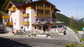 Rifugio Dolomia outside