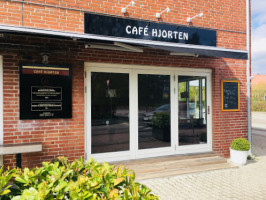 Hjortens Pizza Burger House outside