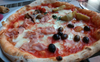 Pizzeria O'scugnizzo food