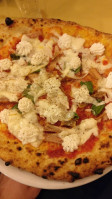 A Tutta Pizza food