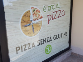 E' Ora Di Pizza food