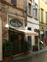 Ape D'oro outside