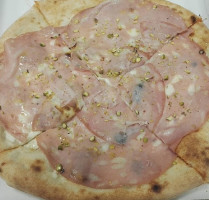 A Tutta Pizza food