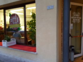 La Nostra Pizza outside