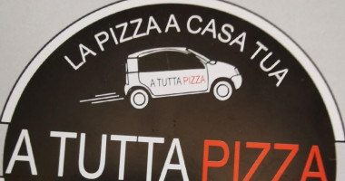 A Tutta Pizza outside