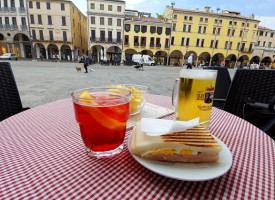 All'ombra Della Piazza food