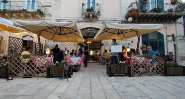 Trattoria La Bettola outside