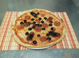 A Tutta Pizza food