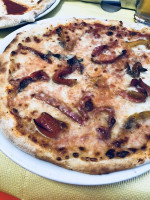 A Tutta Pizza Di Cau E Serra food