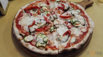 A Tutta Pizza food