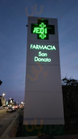 La Farmacia outside