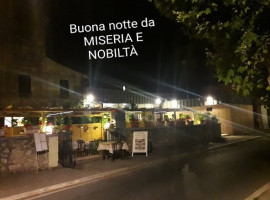 Miseria E Nobilta outside