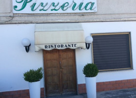 Pizzeria S. Giovanni outside