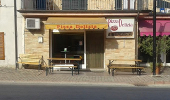 Pizza Delizia outside