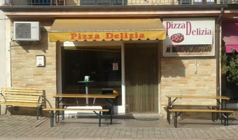 Pizza Delizia outside