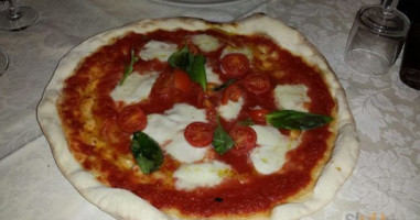 Trattoria Pizzeria Tony E Max food