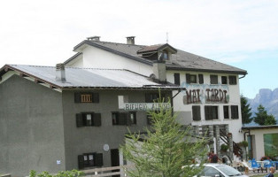 Rifugio Mai Tardi outside