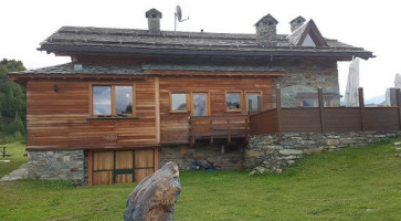 Rifugio Motta outside